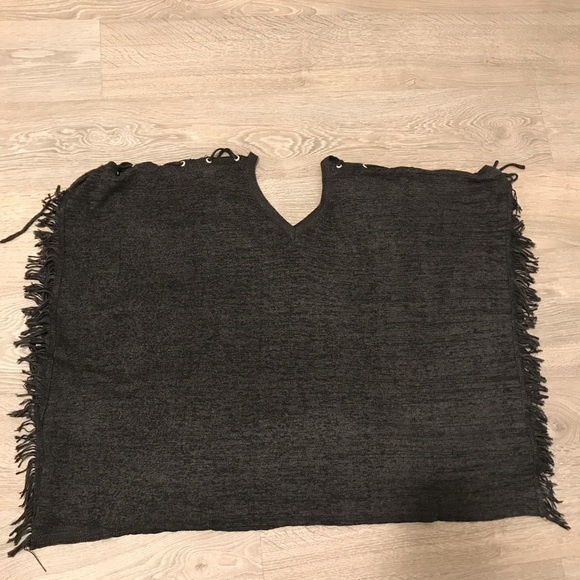 💚4 for $30💚 NWOT Molly Bracken Gray Knitted Poncho - Picture 2 of 9